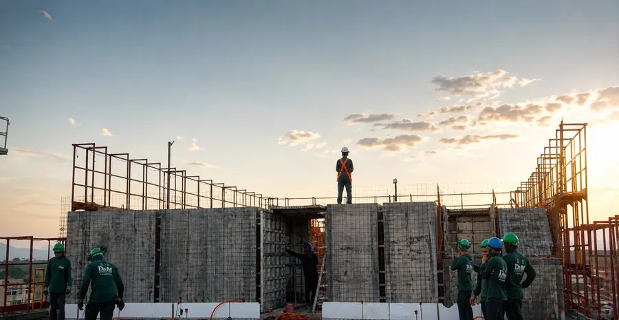 Equipe de obra da Rottas ao pôr do sol