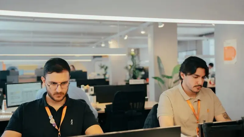 Trainees da Rottas trabalhando no escritório